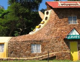 من أشهر دور الازياء عالميا ؟ - موضة ليستينج