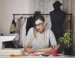 هل العمل في تصميم الازياء مربح ؟ - موضة ليستينج