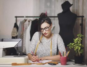 هل العمل في تصميم الازياء مربح ؟ - موضة ليستينج